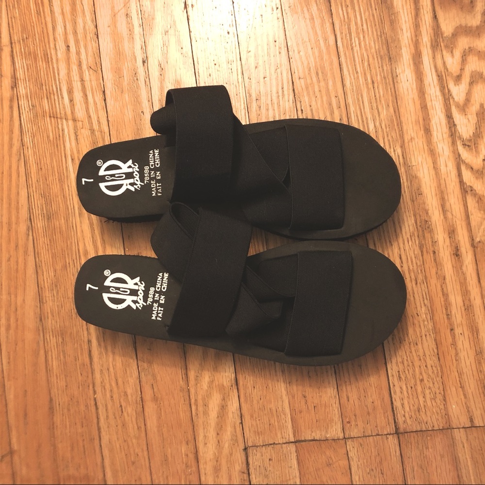 NWOT 90s strapy platform sandal